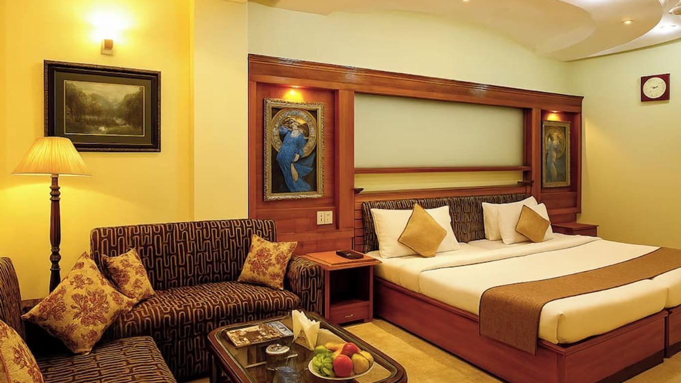 Hotel Tjs Royale