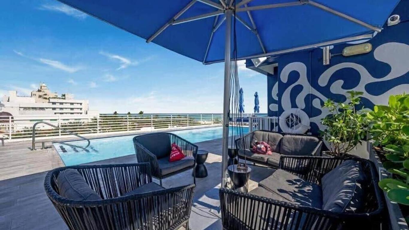 Ocean Drive Apartments with Rooftop Pool, South Beach, Miami