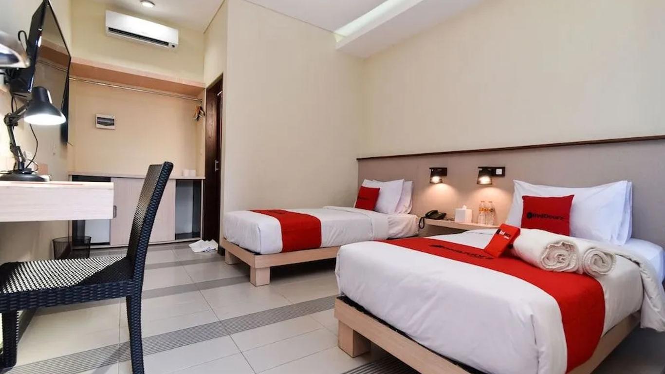 RedDoorz near Legian Street