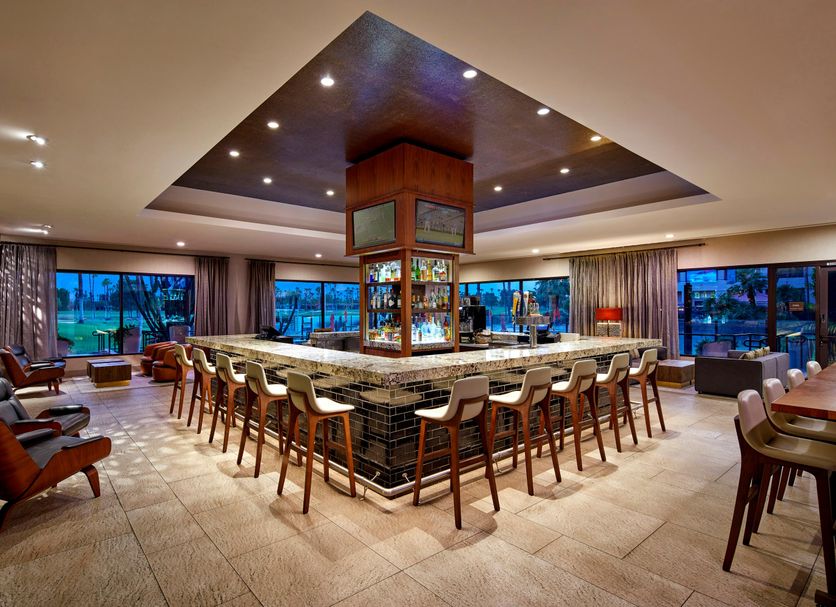 DoubleTree by Hilton Golf Resort Palm Springs in Cathedral City, lounge with central bar and seating