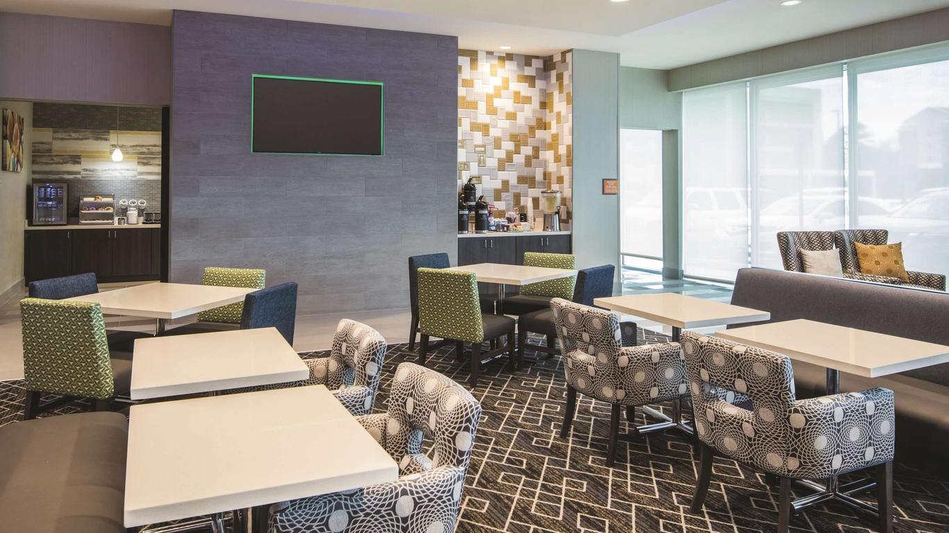 La Quinta Inn & Suites by Wyndham Atlanta South - McDonough