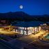 Kokopelli Inn Sedona, Trademark Collection by Wyndham at night with mountains and moonlit parking area