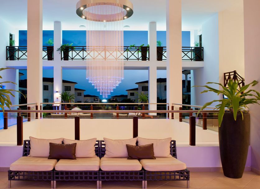 Melia Tortuga Beach, Santa Maria: lobby seating with chandelier, tall columns and ocean view