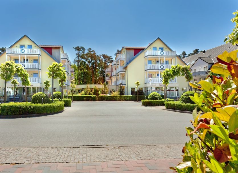 Familien und Gesundheitshotel Villa Sano in Ostseebad Baabe, twin hotel buildings and landscaped drive