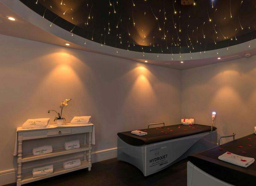 Auberge de Cassagne & Spa in Le Pontet spa room with two massage tables and starry ceiling lights