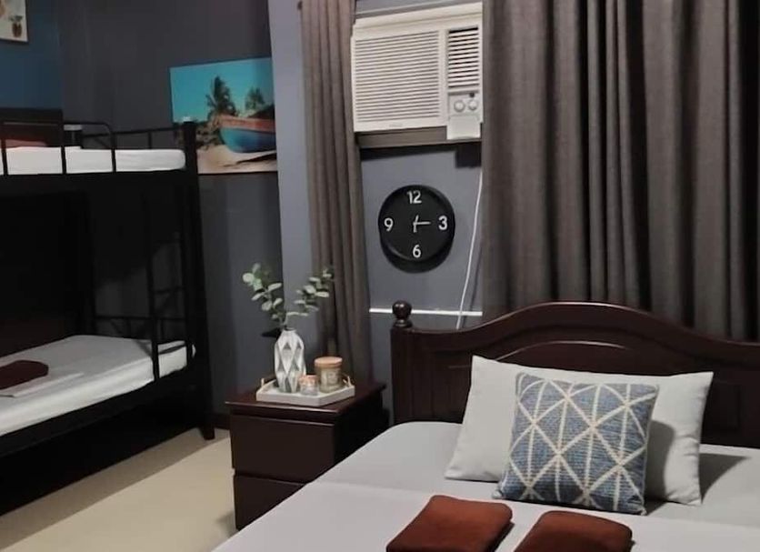 Mactan District Budgetel - Lapu Lapu Cebu bunk bed room with air conditioner and window curtains in Cebu City