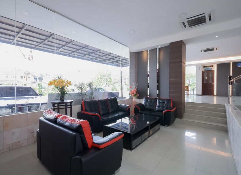 Kenyalang Suite Miri lobby lounge with black leather seating and glass coffee table
