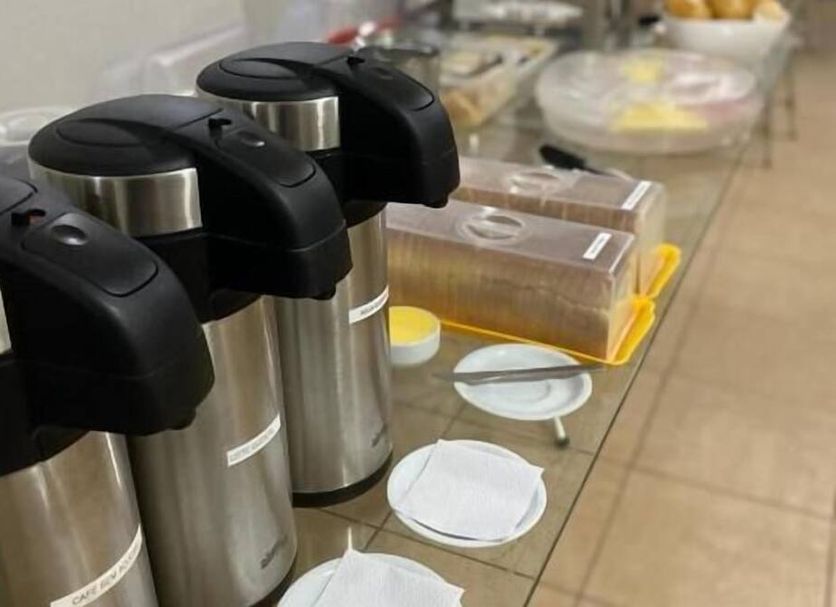 Hotel Nacional Rondonópolis breakfast buffet with coffee dispensers and covered food trays
