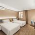 Hanting Harbin Convention and Exhibition Center Hengshan Road Branch guest room with two twin beds and desk