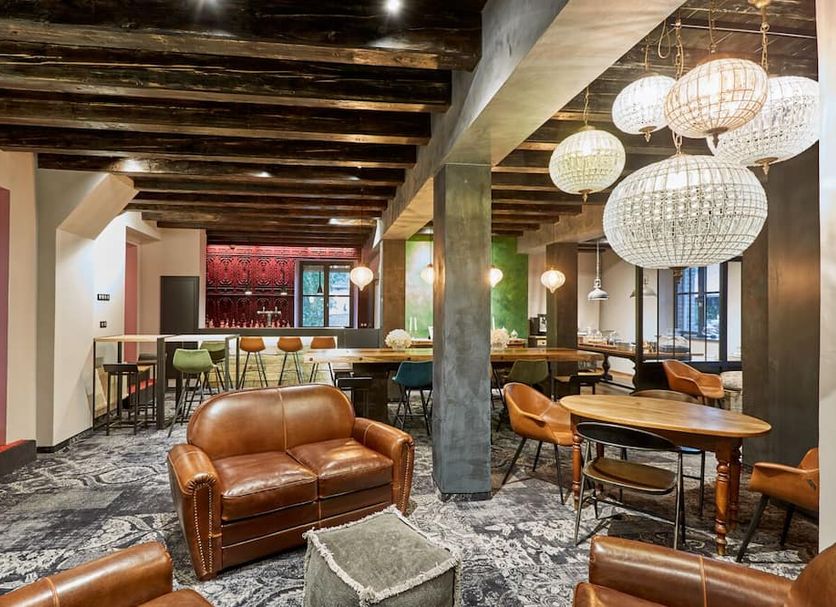 Le Moulin de la Wantzenau in La Wantzenau lounge with leather chairs, round tables and pendant lights