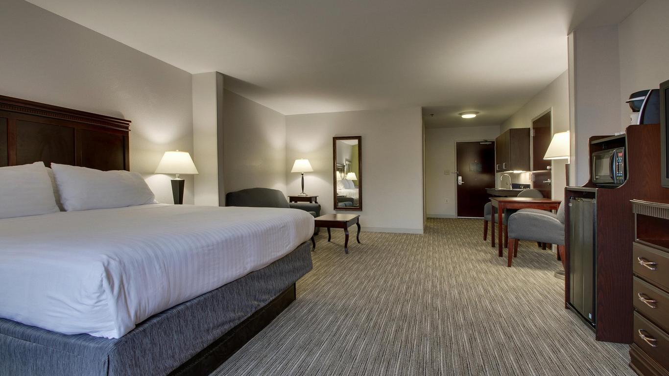 Holiday Inn Express Hotel & Suites Middleboro Raynham, An IHG Hotel