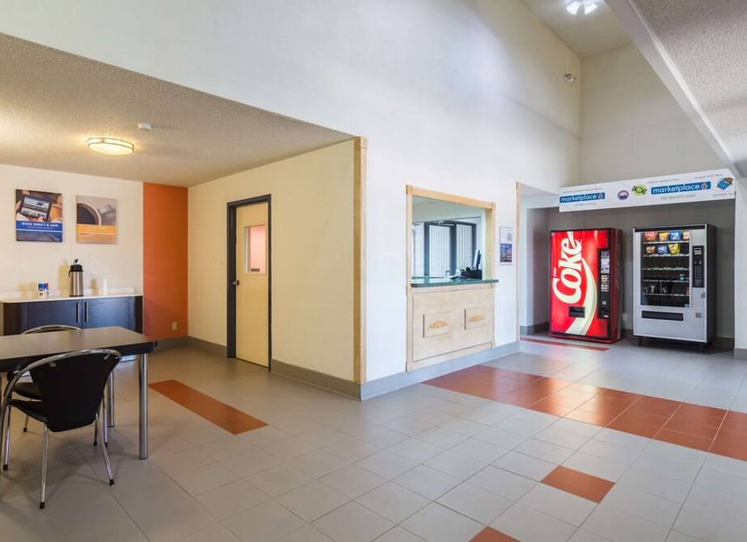 Motel 6 Arkadelphia Ar lobby with table and chairs, plus vending machines and ice dispenser