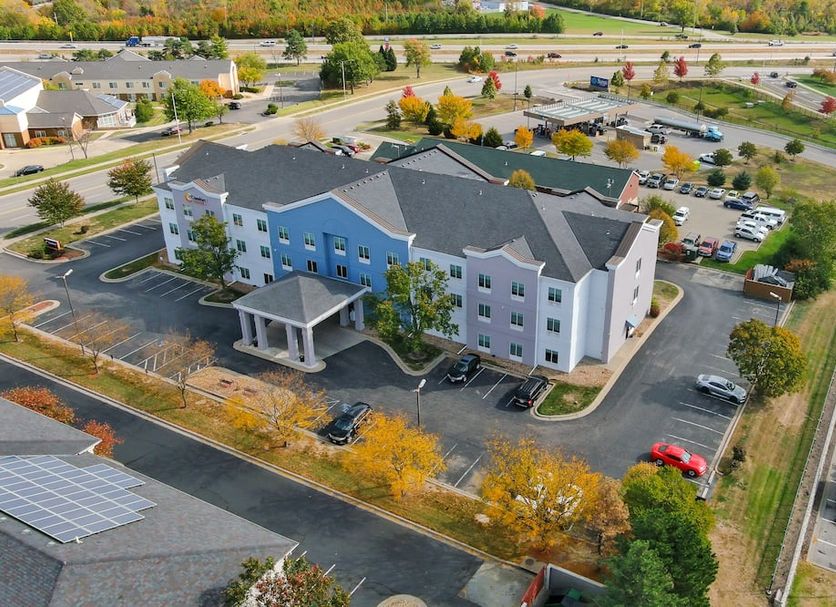 Aerial view of Comfort Suites Kansas City-Liberty in Kansas City with parking lot and surrounding roads