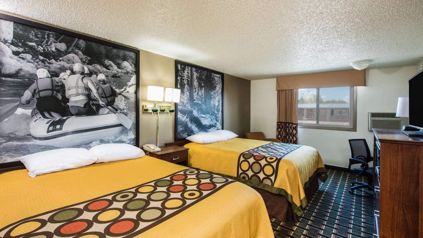hotels in pueblo colorado with smoking rooms