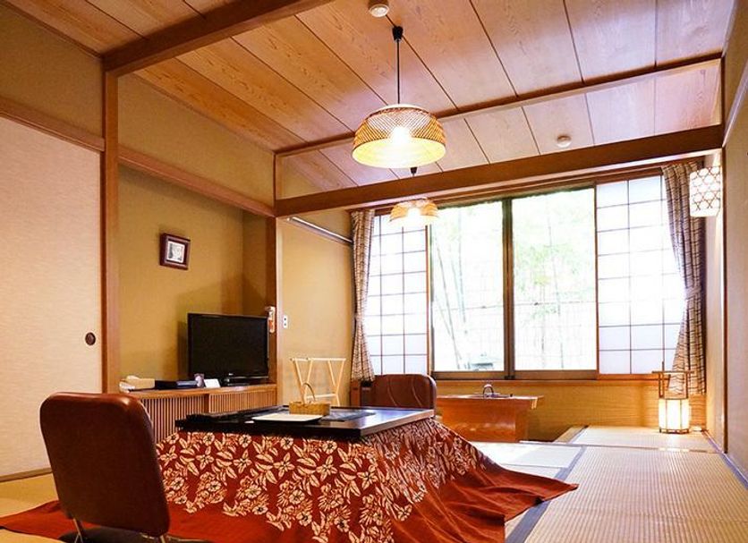 Sumiyosiya in Nozawa Onsen: traditional tatami room with low table and large window