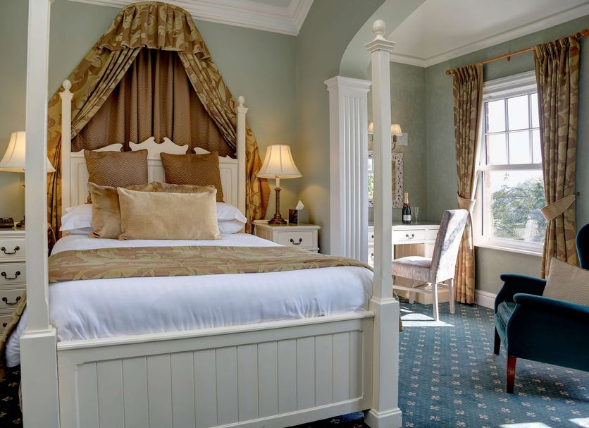 Best Western Sysonby Knoll Hotel in Melton Mowbray: four-poster bed in a classic guest room with sitting area