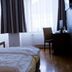Hotel Vinothek Schwarzer Adler in Ottensheim guest room with twin beds and large windows