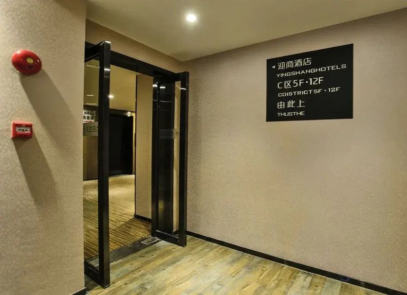 Dunhe Apartment Guangzhou hallway with glass entrance doors and directional sign
