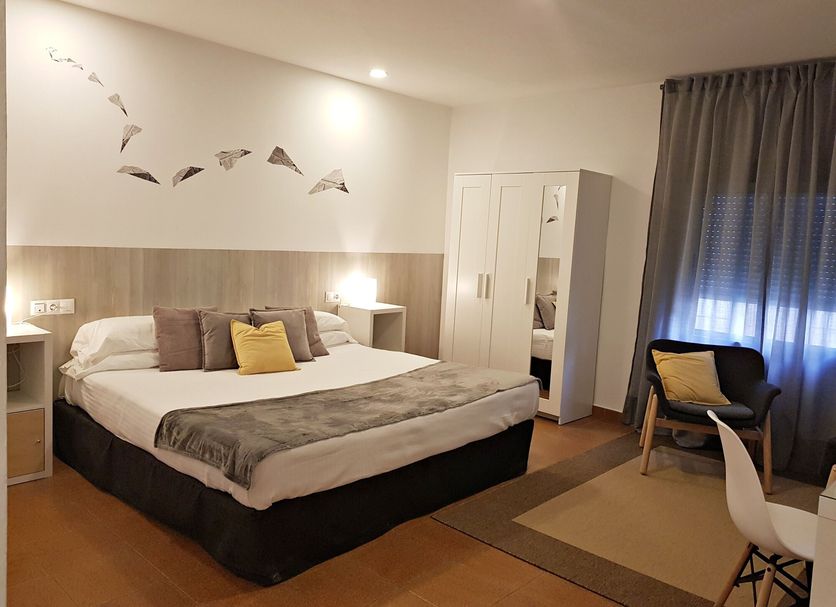 Campomar Playa room in El Puerto de Santa María with double bed, wardrobe and window with curtains