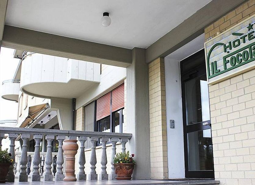 Hotel il Focolare in Fabro exterior entrance with balcony and potted plants