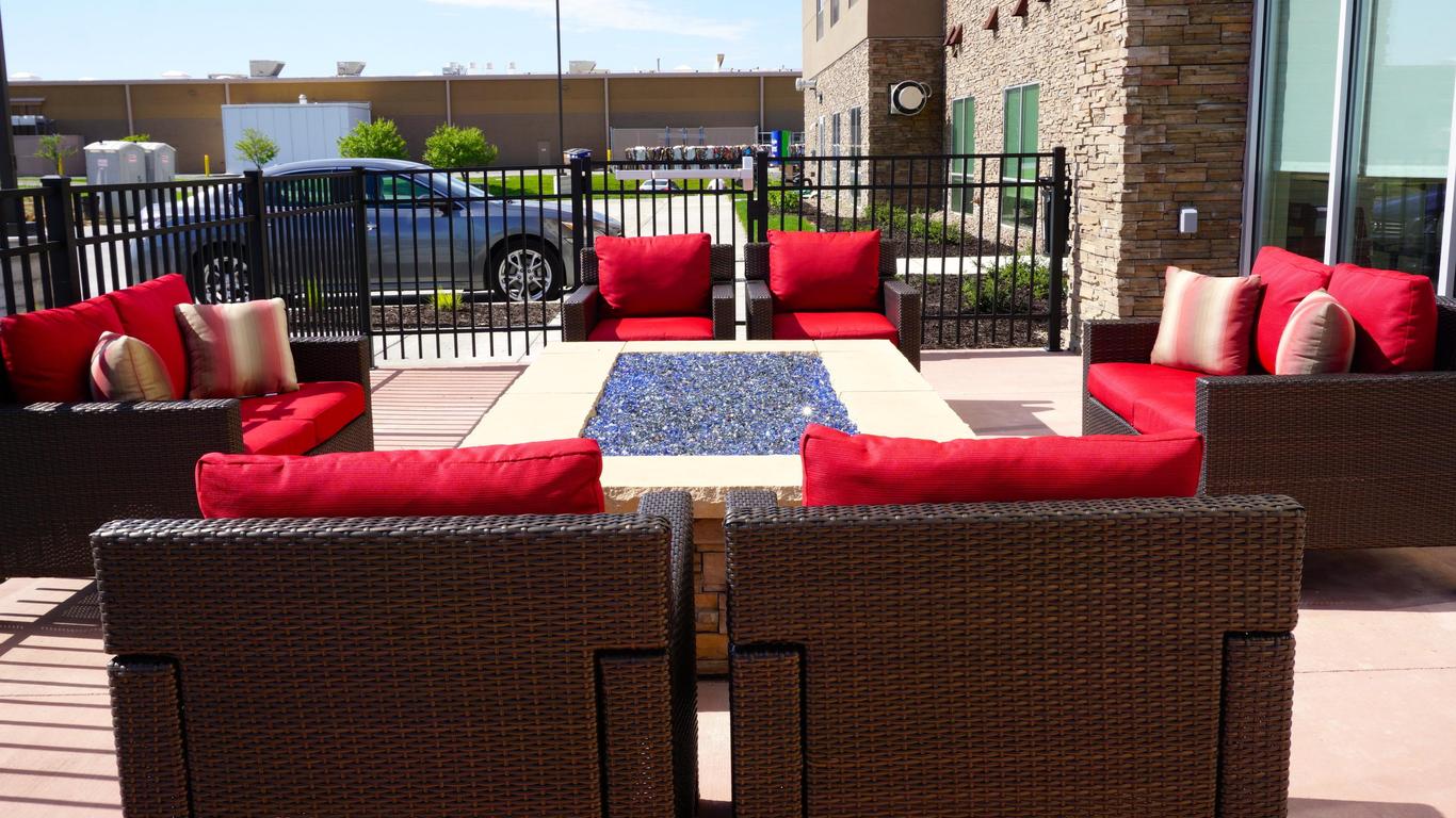 Holiday Inn Express & Suites Omaha - Millard Area