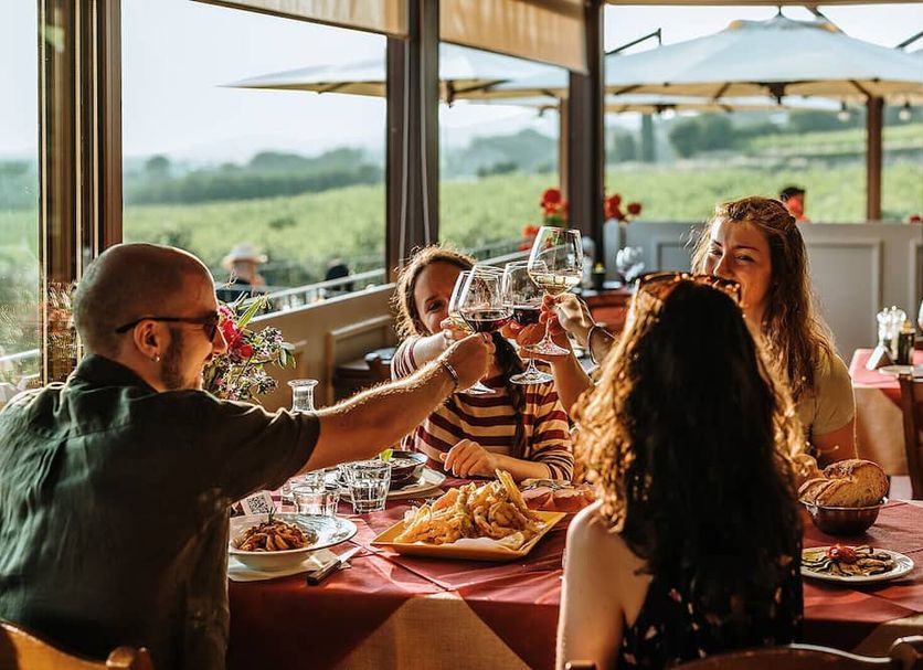 Villa Di Sotto in Castelnuovo Berardenga: guests dining indoors with countryside views