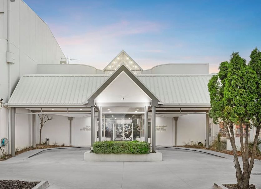 Ciloms Airport Lodge in Tullamarine, exterior entrance with covered driveway and landscaped entry
