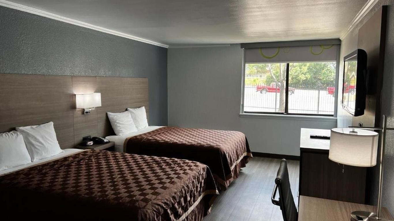 Super 8 by Wyndham Fort Worth Entertainment District