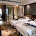Zhangzhou Yinjia Hotel (Gucheng Branch) guest room with two beds and glass-enclosed bathroom in Zhangzhou