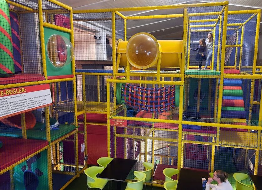 Hafjell Hotell in Øyer (Hafjell) features a colorful indoor play area with climbing nets and slides
