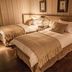 La Alondra, Casa de huéspedes in Corrientes: warm guest room with two twin beds and bedside lamp