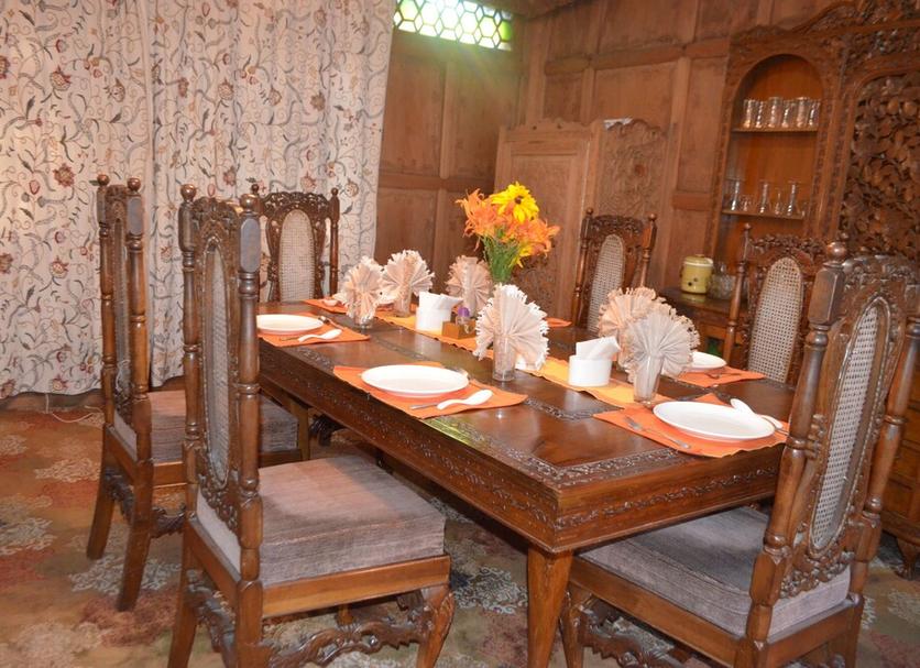 Dining room Photo