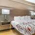 Red Roof Inn Detroit-Rochester Hills/Auburn Hills room with king bed and bedside lamps in Rochester Hills