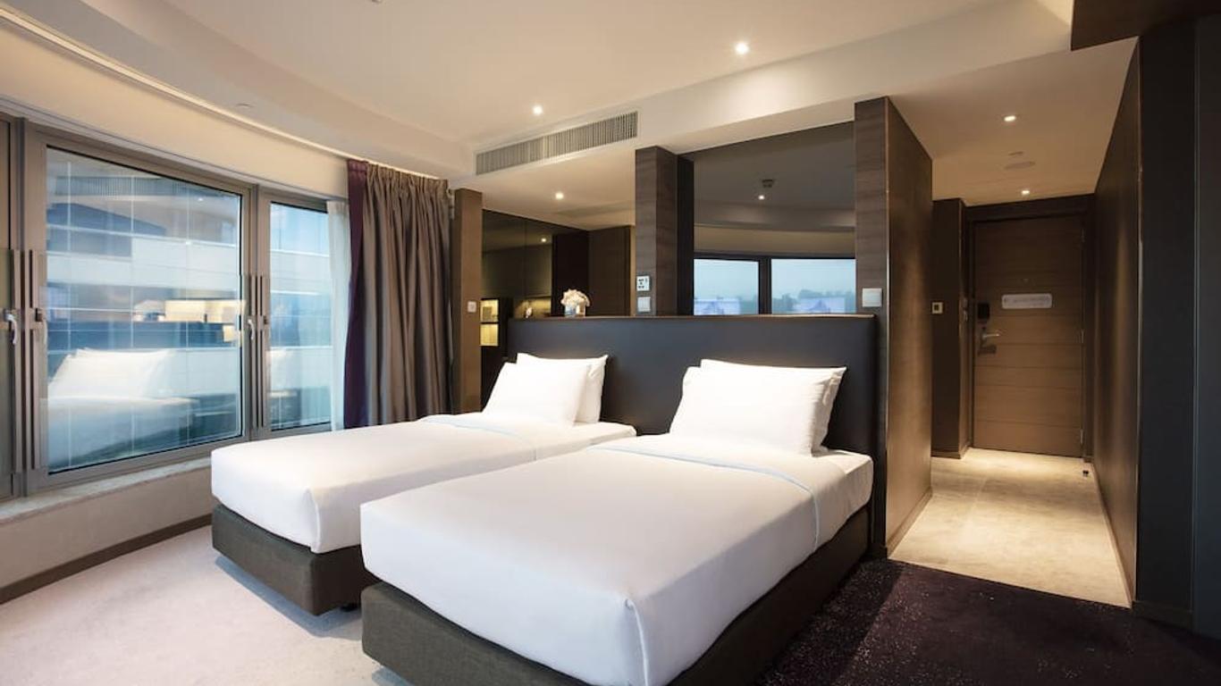 Royal Plaza Hotel