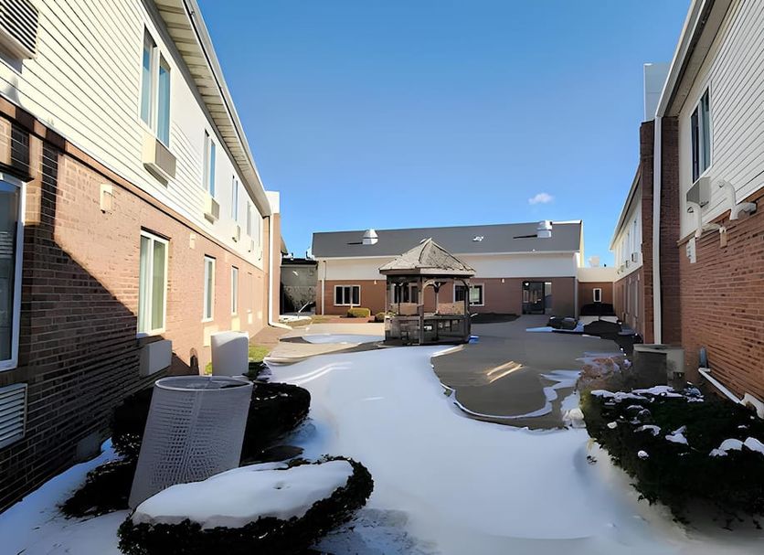 Motel 6-Altoona, IA - Des Moines East courtyard with snow and a gazebo