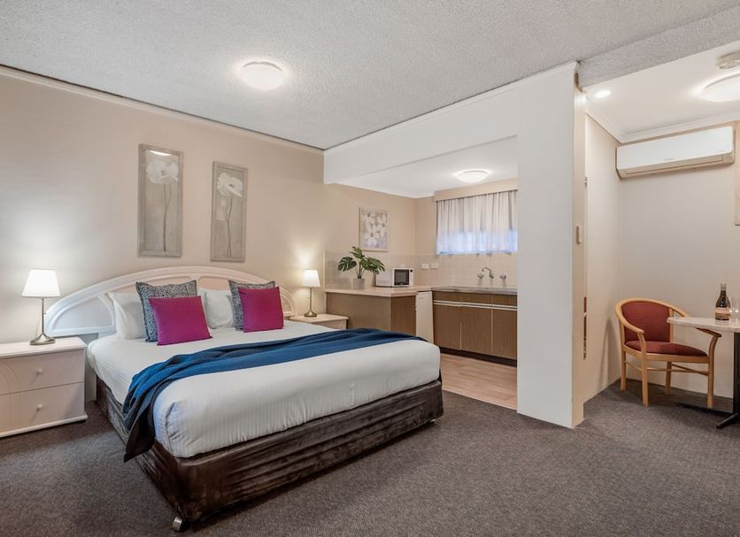 Katoomba Town Centre Motel in Katoomba, guest room with king bed, desk nook and kitchenette