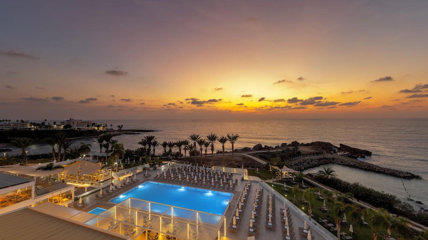 Queen's Bay Hotel