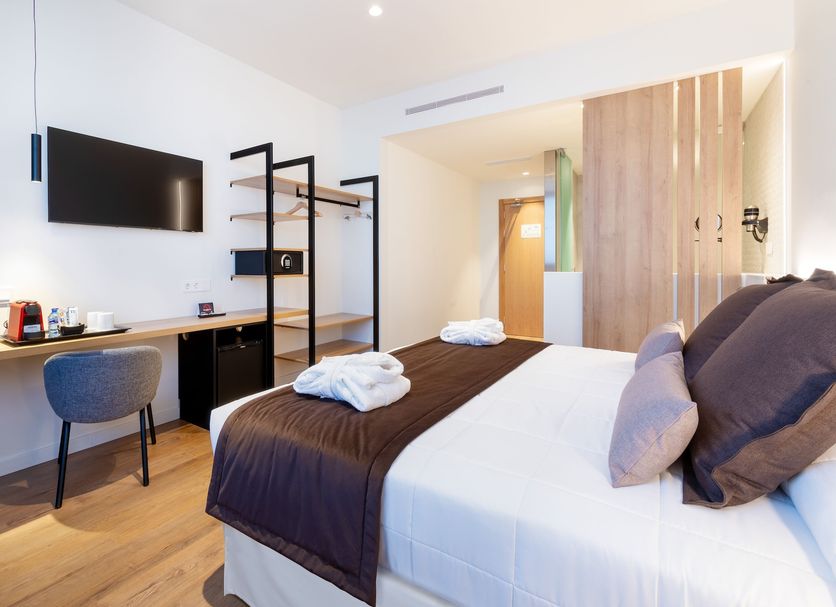 Alexandre Frontair Congress room in Sant Boi de Llobregat with double bed, desk and open wardrobe