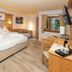 Das Zimmerbräu in Sankt Wolfgang im Salzkammergut: cozy hotel room with twin beds, sofa, window and TV