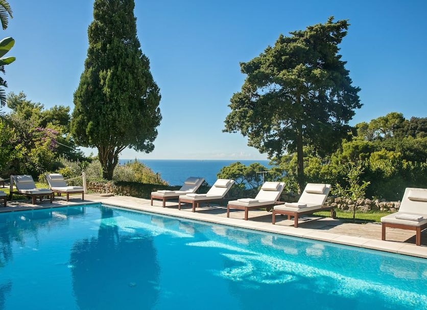 Hotel La Minerva in Capri with outdoor pool, sun loungers, and sea view