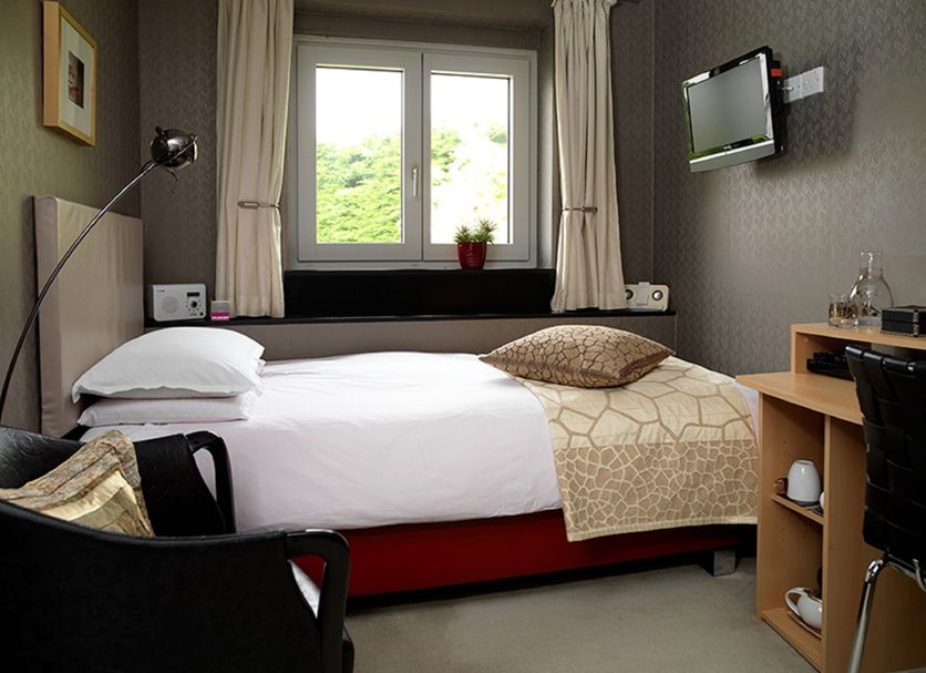 B&B Rafters Abingdon guest room with double bed, window view, armchair and desk