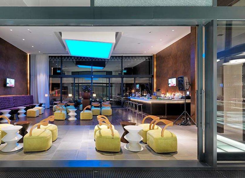 Workinn Hotel Gebze lounge with yellow seating, bar area and bright skylight