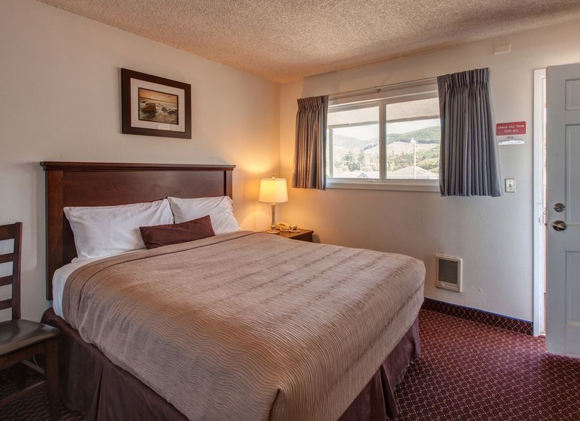 Silver Sands Motel in Rockaway Beach guest room with bed, window view and lamp