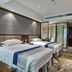 Zhangzhou Yinjia Hotel (Gucheng Branch) guest room with two twin beds and modern bathroom glass door in Zhangzhou