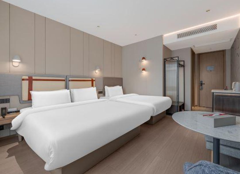 Motel Shanghai Liuzhou Road Guangda Convention And Exhibition Centre guest room with three beds in Shanghai