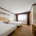 Doumen Baitengshan Hotel (Baitengtou Seafood Street Market Store) in Zhuhai, twin beds and window view room