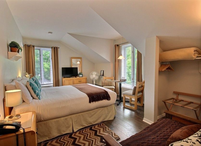 Auberge La Chocolatiere, North Hatley: cozy guest room with king bed, desk, chair and closet