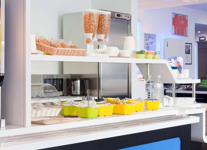 Breakfast buffet at ibis budget Alicante with cereal dispensers, fruit, pastries and yogurt