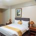 Hotel La Joya in Huaraz guest room with double bed, desk, curtains and bedside lamps