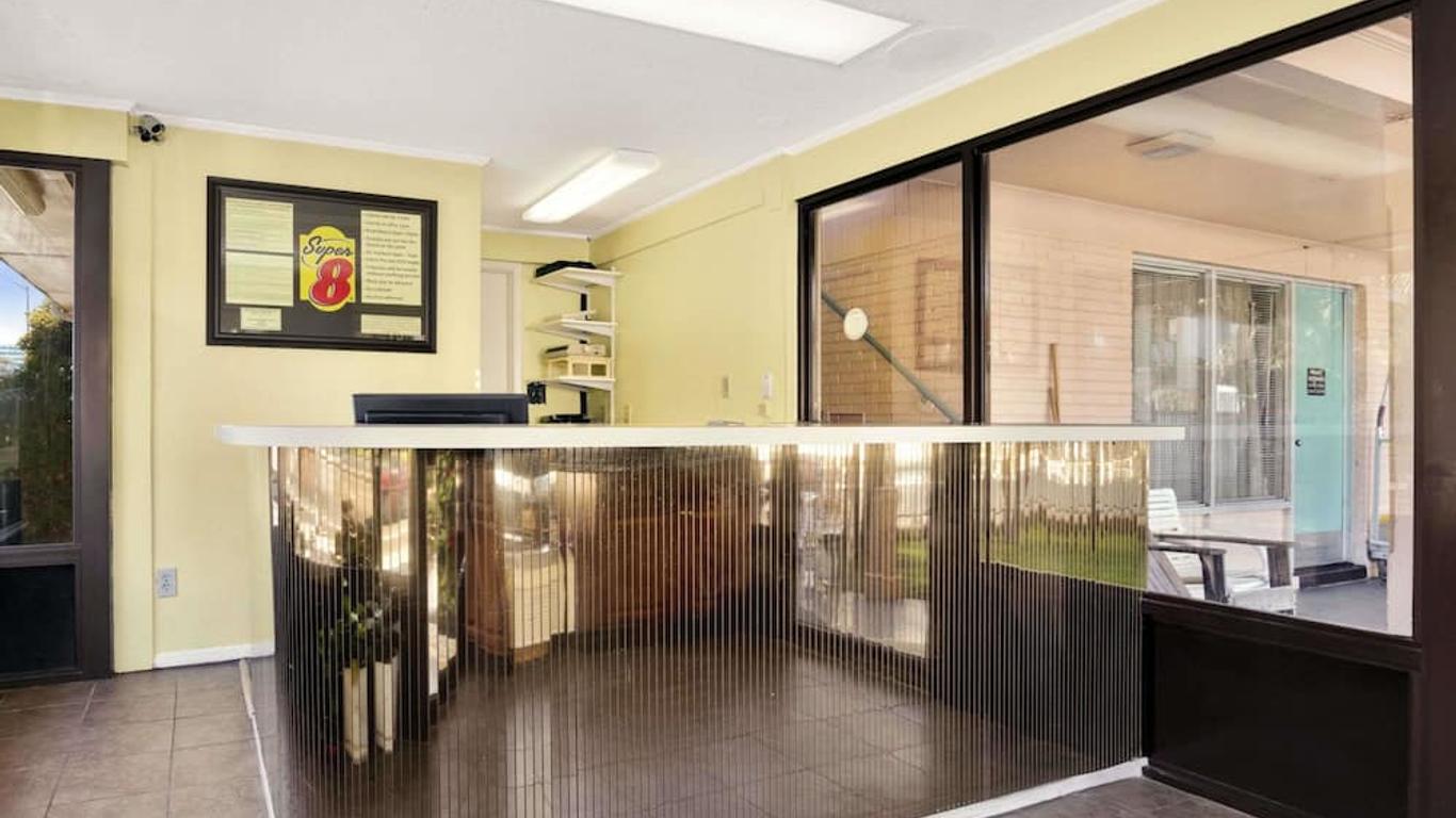Royal Palace Inn & Suites